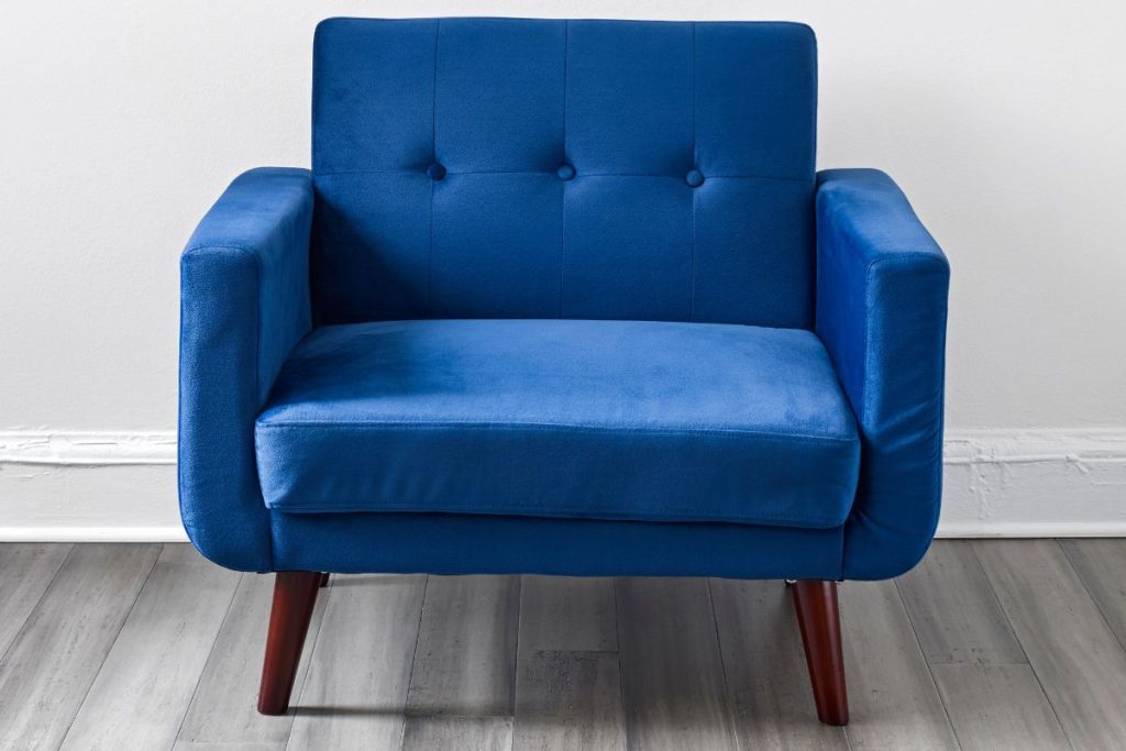 fauteuil ancien restauré dans un salon contemporain