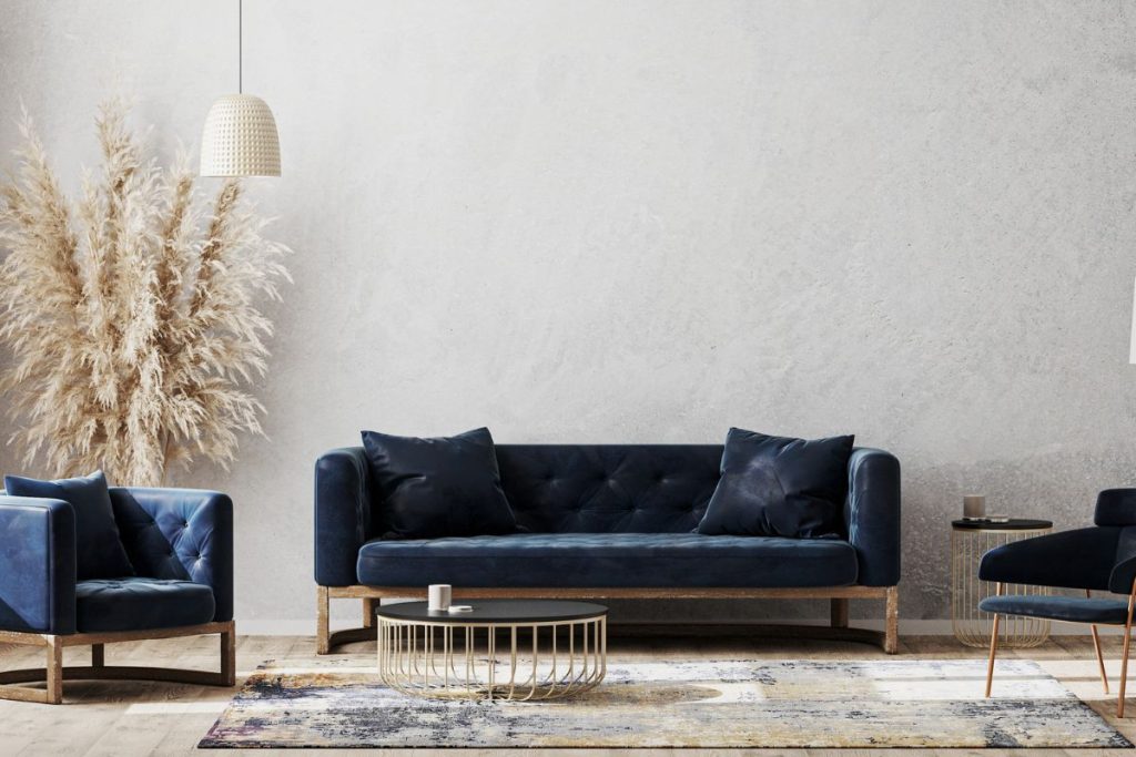 fauteuil ancien restauré et fauteuil moderne côte à côte