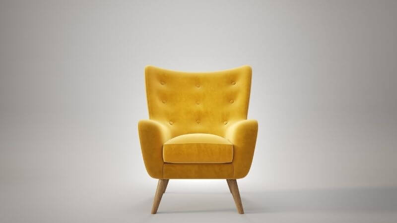 Fauteuil restauré dans un intérieur lumineux à Troyes