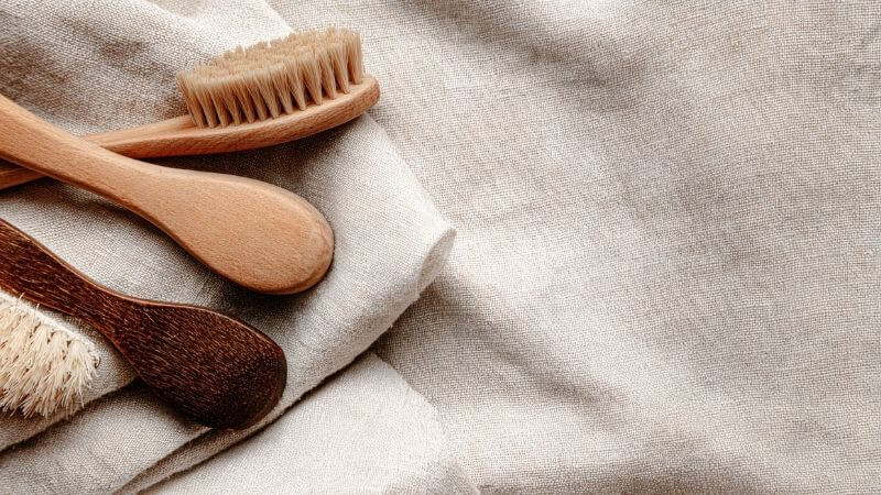 Brosse douce pour entretien de fauteuil restauré — Étoffe & Crin Troyes