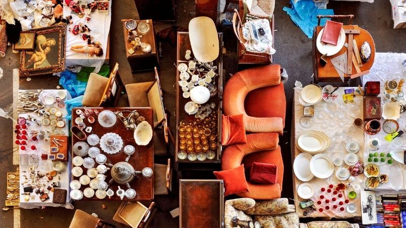 Fauteuil chiné dans une brocante avant restauration — Troyes