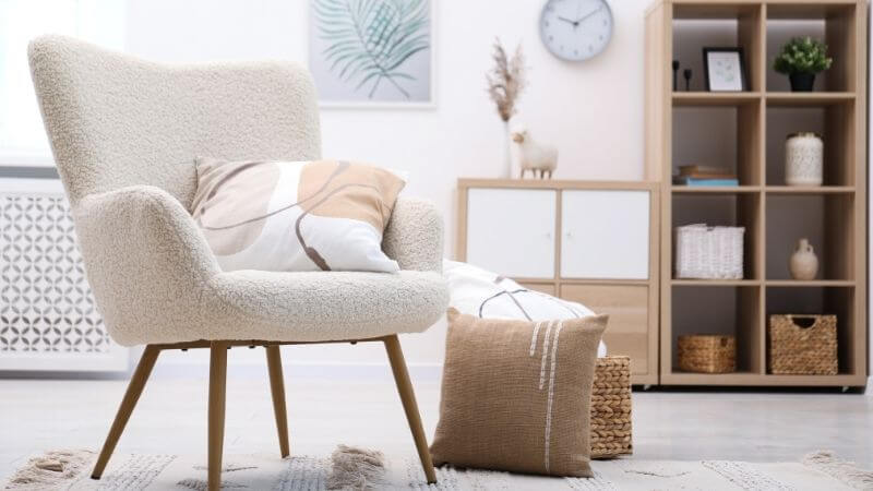 Fauteuil chiné restauré et intégré dans un intérieur design contemporain