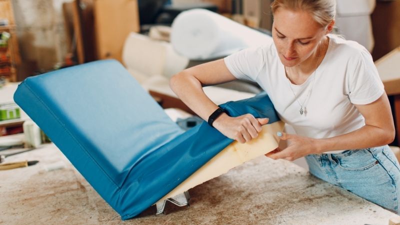 Garnissage en crin ou mousse sur un fauteuil restauré par un tapissier